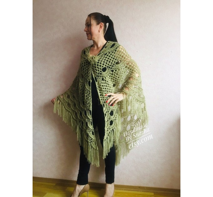 Winter wedding shawl fringe Ivory bridesmaid shawl Blue boho rustic wedding cape White bridal outlander shawl pin brooch Crochet mohair wrap