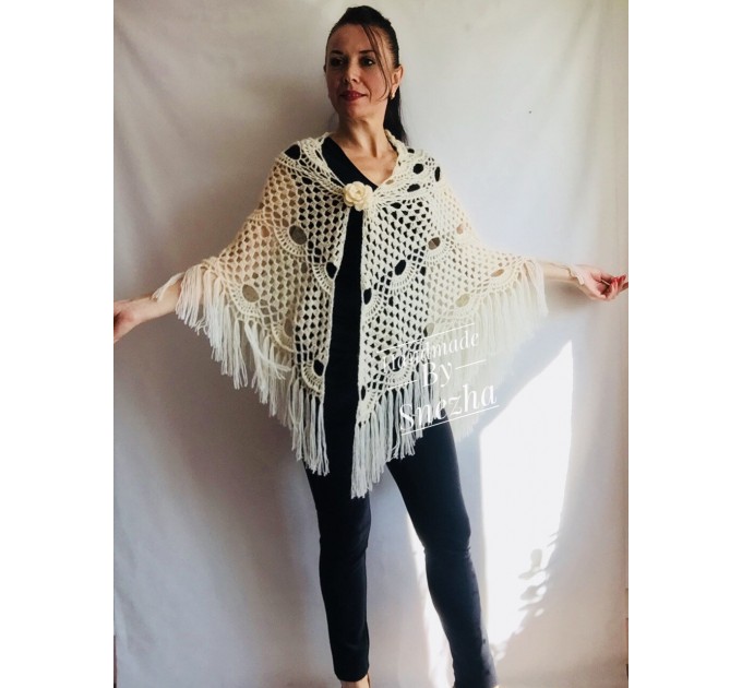 Winter wedding shawl fringe Ivory bridesmaid shawl Blue boho rustic wedding cape White bridal outlander shawl pin brooch Crochet mohair wrap